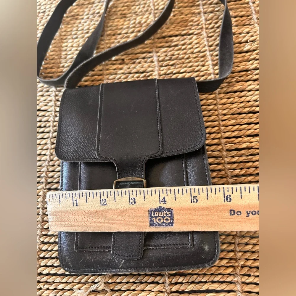 ✌️4 for $20✌️ Vintage Leather crossbody - Picture 4 of 9